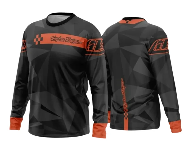 Camisa final com logo no peito elegante e estampa grande nas costas destacando motivos de motocross e trilhas, perfeita para amantes de aventura e trilheiros ousados.